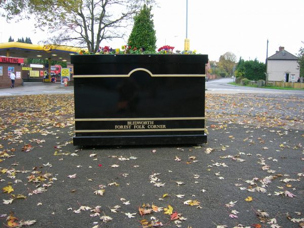 Metal planter Blidworth