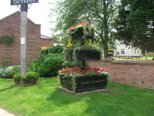 Metal planter triple