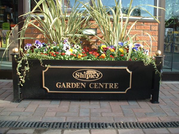 Metal planter wide Shipley 1