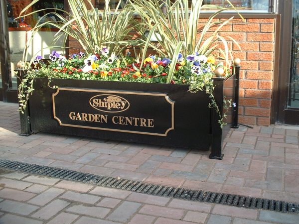 Metal planter wide Shipley 2